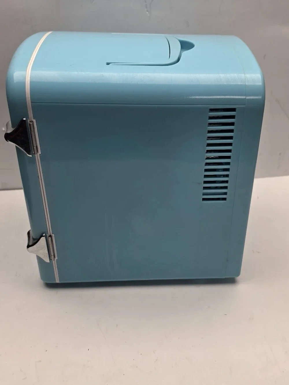 Igloo Mini Cooler 6 Can Refrigerator in Light Blue with Daisy Accent